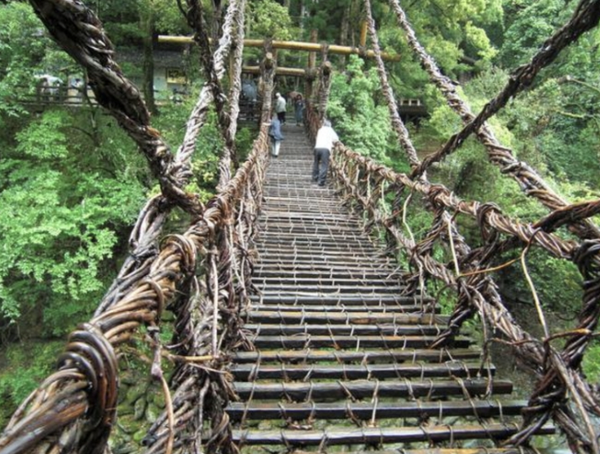 祖谷のかずら橋【三好市西祖谷山村】